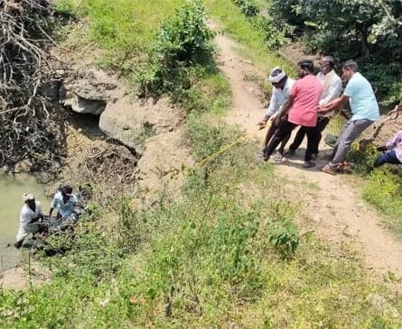 తనిఖీలు తప్పించుకోబోయి బావిలో పడి