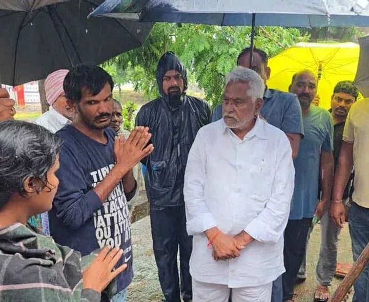 వర్షాలతో ఇళ్లు కోల్పోయిన వారికి ఇళ్లు మంజూరు చేయాలి
