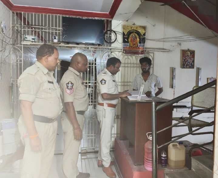దర్శిలో లాడ్జీల తనిఖీలు - Udayam