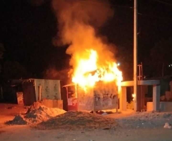 అయిజలో కిరాణా బంకులో అగ్నిప్రమాదం - Udayam