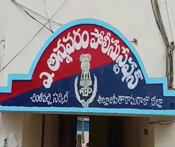 అల్లూరిలో గంజాయి స్మగ్లర్ల బీభత్సం: పోలీసులపై దాడి, గాల్లోకి కాల్పులు - Udayam Digital