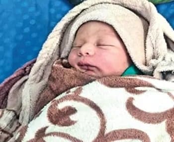 రోడ్డుపై నవజాత శిశువు