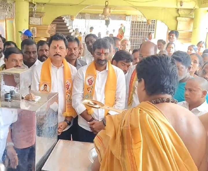 ఎన్నికల్లో గెలుపు కోసం ఎమ్మెల్యే పూజలు - Udayam