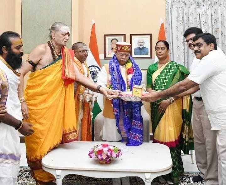 గవర్నర్‌ను ఆహ్వానించిన మంత్రి సురేఖ
