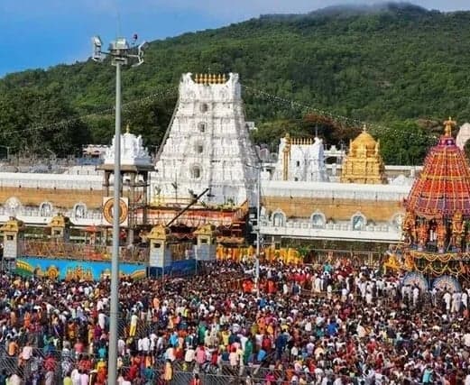 తిరుమలలో సర్వదర్శనానికి 15 గంటల సమయం