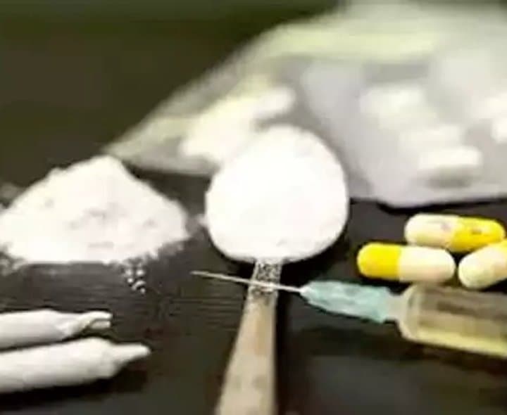డ్రగ్స్‌ మత్తులో పోలీసులపై దాడి