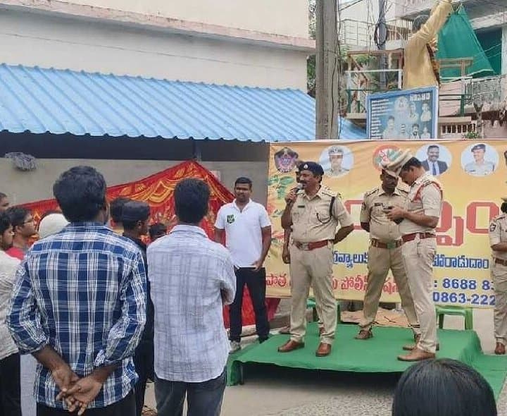పోలీసులు కార్డెన్‌ సెర్చ్‌-47 వాహనాలు సీజ్