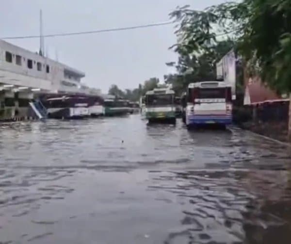 మచిలీపట్నంలో భారీ వర్షం: జలమయమైన బస్టాండ్