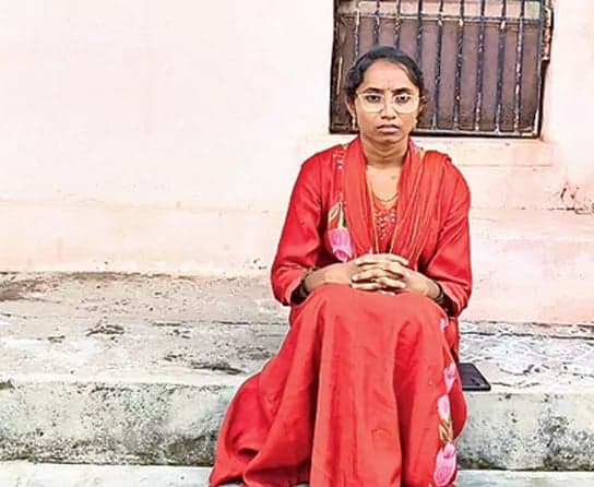 రెండో పెళ్లి చేసుకున్నాడని భార్య ధర్నా