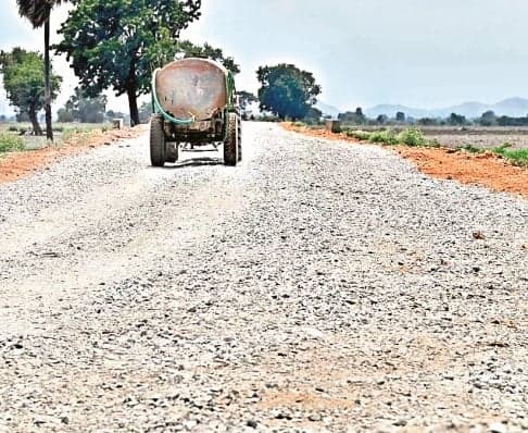 అస్తవ్యస్తంగా కోడుమూరు-వెల్దుర్తి రోడ్డు పనులు - Udayam