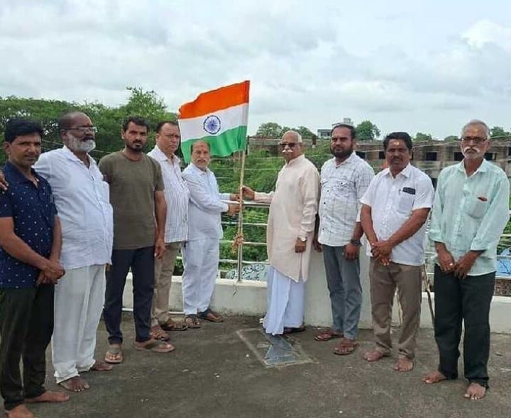 ఇళ్లపై జాతీయ జెండా ఎగురవేయాలి