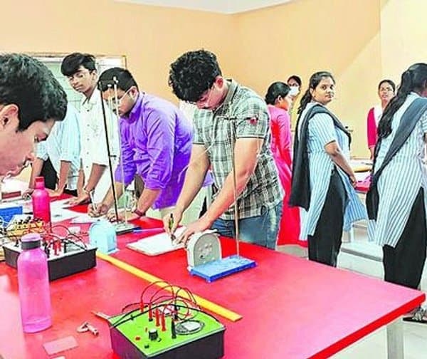ఇంటర్ ఫస్టియర్‌లో కూడా ప్రాక్టికల్స్