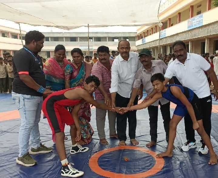 కారంపూడిలో రెజ్లింగ్ పోటీలు ప్రారంభం - Udayam