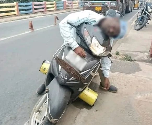 స్కూటీపైనే గుండెపోటుతో మెకానిక్ మృతి - Udayam