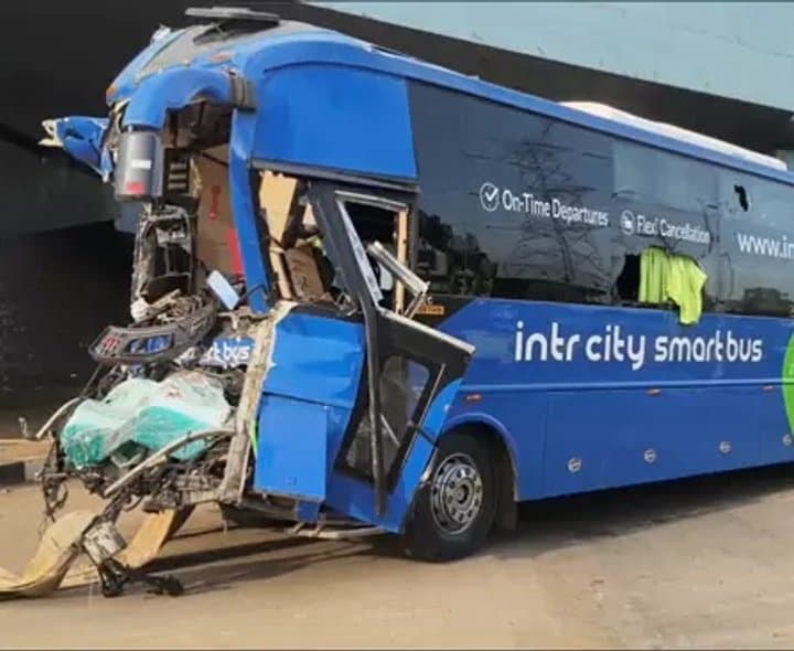 లారీని ఢీకొన్న బస్సు.. 30 మందికి గాయాలు
