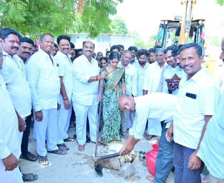 గొర్లఖాన్‌దొడ్డిలో మహిళా భవనానికి భూమిపూజ - Udayam