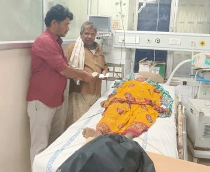 ఆస్పత్రిలోనే పింఛన్‌ అందజేత
