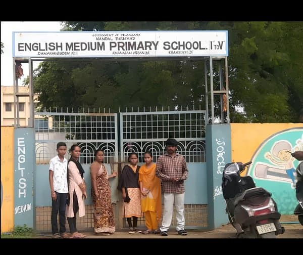 పాఠశాల గేటుకు తాళం వేసి కాంట్రాక్టర్ నిరసన - Udayam Digital