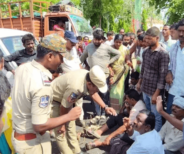 తొర్రూరులో మక్క రైతుల రాస్తారోకో: కొనుగోలులో జాప్యంపై ఆగ్రహం