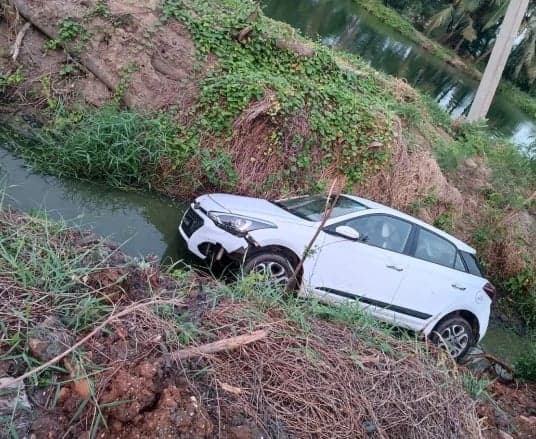 కాలువలోకి దూసుకెళ్లిన కారు