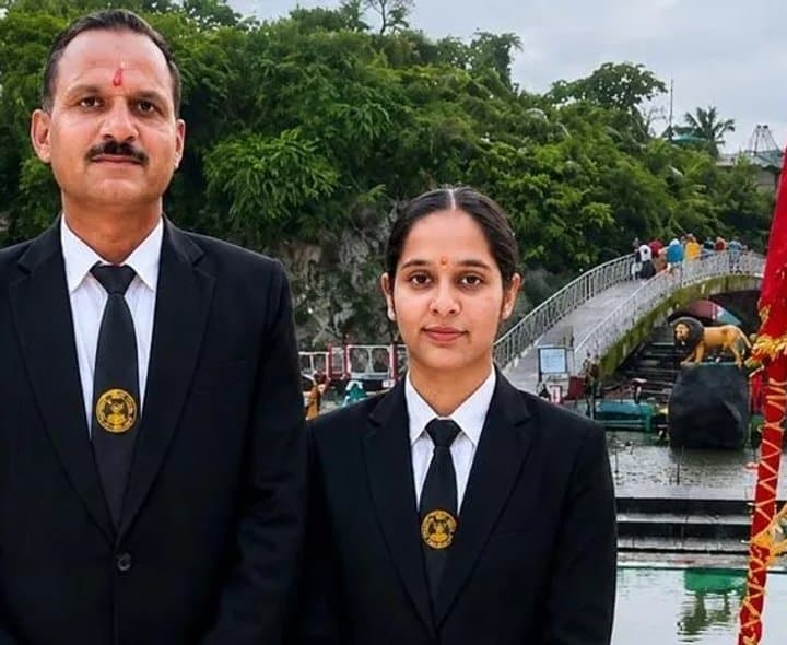 లా పరీక్షల్లో తండ్రీకూతుళ్ల సత్తా