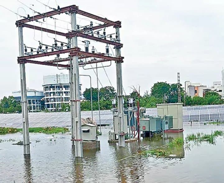 వరద నీటిలో ఎన్‌పీడీసీఎల్‌ సోలార్‌ ప్లాంట్‌