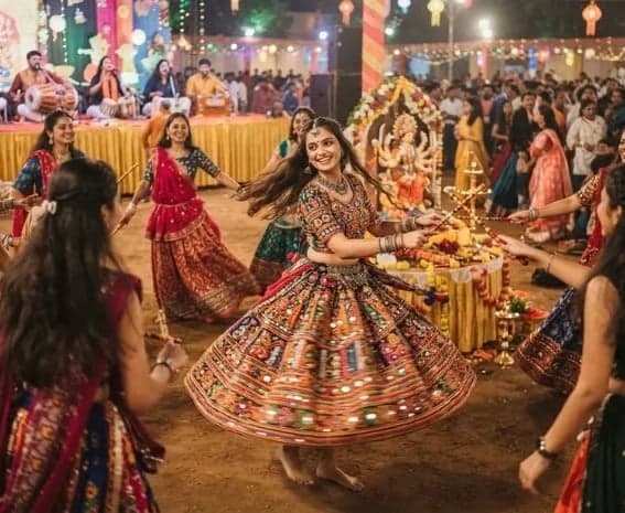 ముంబై గర్బా వేడుకల్లో వివాదాస్పద పోస్టర్లు
