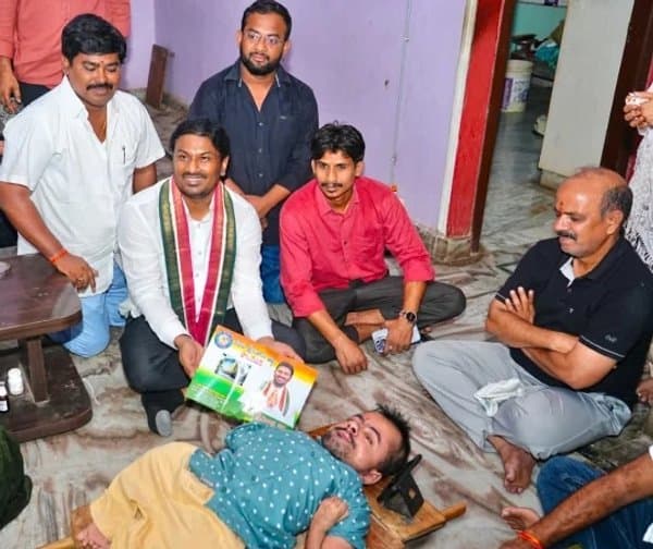 వెంకటరమణకు అభినందనలు, ఆర్థిక సాయం