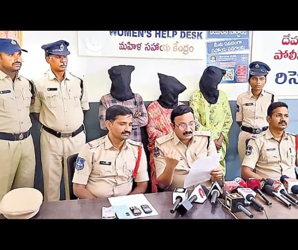బస్సు ప్రయాణికులే దొంగల లక్ష్యం