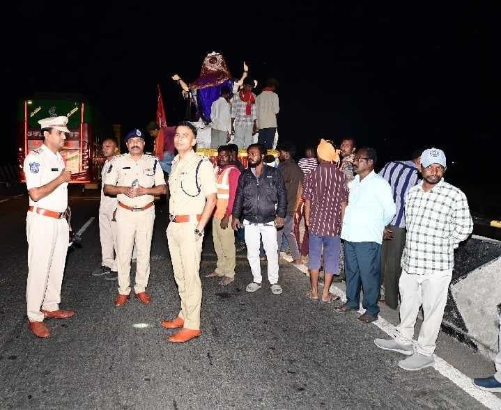 ఆదిలాబాద్ పెన్‌గంగా వద్ద నిమజ్జనాలు.. ఎస్పీ పరిశీలన