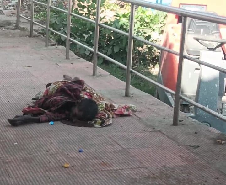 బాసర రైల్వే స్టేషన్‌లో యాచకుడి మృతి - Udayam
