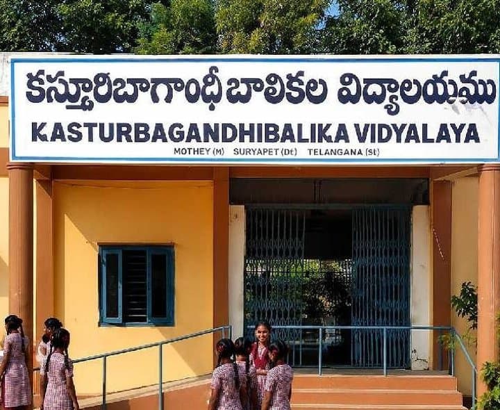 బాలికల హాస్టల్‌లోకి యువకుడు 