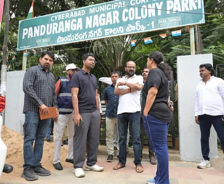 మూసాపేట సర్కిల్‌లో అభివృద్ధి పనులను పరిశీలించిన కమిషనర్ - gallery image 2