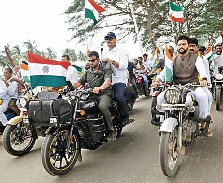 జాతీయ జెండాను తలకిందులుగా పట్టుకున్న టీడీపీ ఎమ్మెల్యే గొండు శంకర్‌