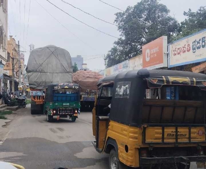 భారీగా ట్రాఫిక్‌.. ప్రయాణికులకు అవస్థలు