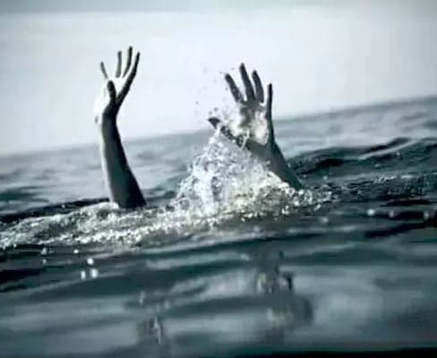 తామర పూల కోసం వెళ్లి ఇద్దరు బాలురి మృతి