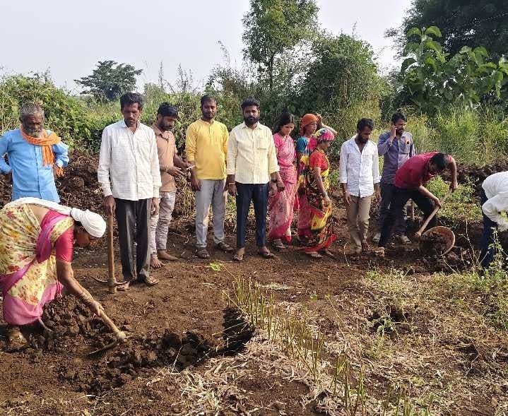 ఫారం పాండ్ పనులను పరిశీలించిన సర్పంచ్ - Udayam
