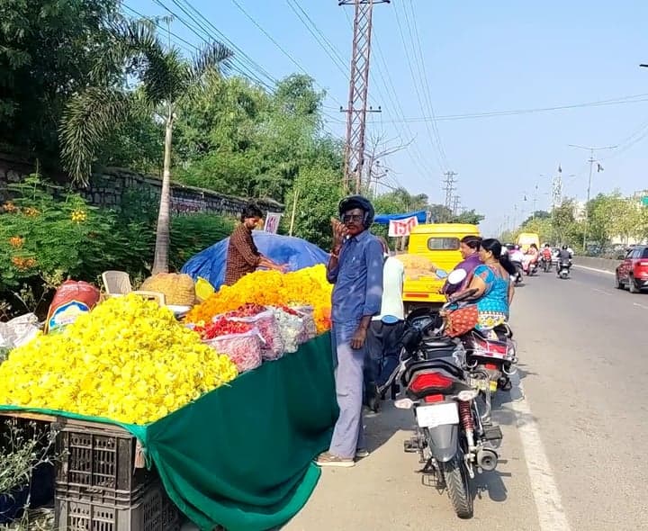 బతుకమ్మ వేళ పూల మార్కెట్లలో సందడి - Udayam