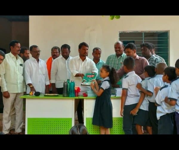 మైలారం బడిలో నోట్‌బుక్స్ పంపిణీ