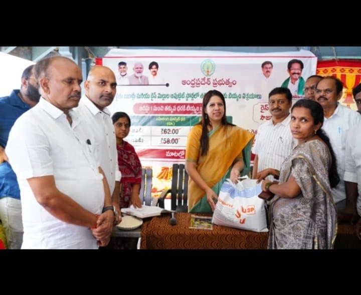 వినుకొండలో బియ్యం కేంద్రం ప్రారంభం