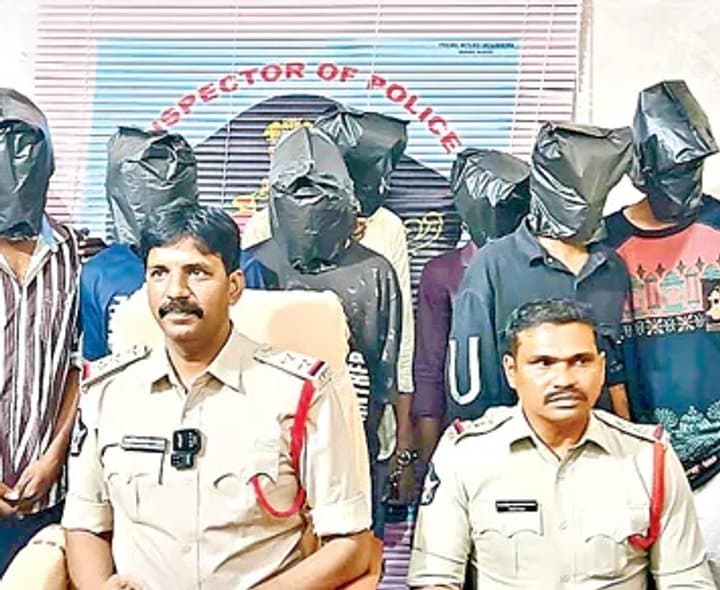 పవన్‌కల్యాణ్‌ చిత్రాల ధ్వంసం కేసు