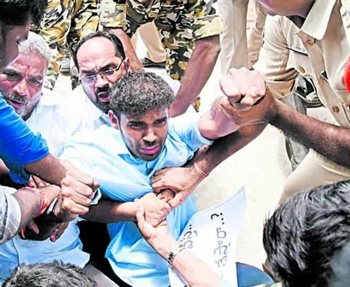 హర్షిత్‌రెడ్డిపై పోలీసుల దాడి