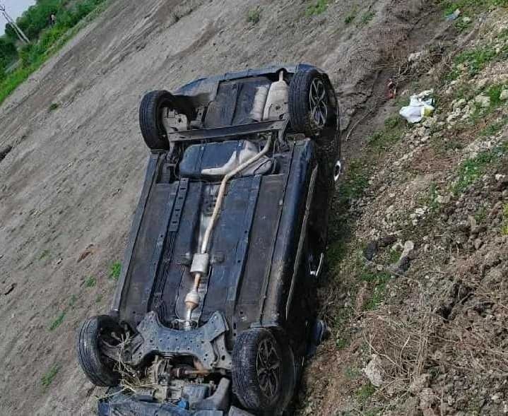 పొలాల్లోకి దూసుకెళ్లిన కారు