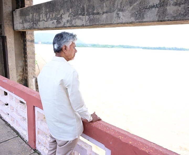 ప్రకాశం బ్యారేజ్ వద్ద గోదావరి జలాల పరవళ్లు: చంద్రబాబు