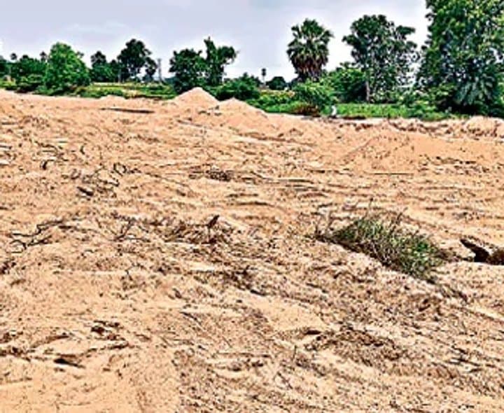 మూలవాగులో అక్రమ ఇసుక తవ్వకాలపై రైతుల ఆందోళన - Udayam Digital