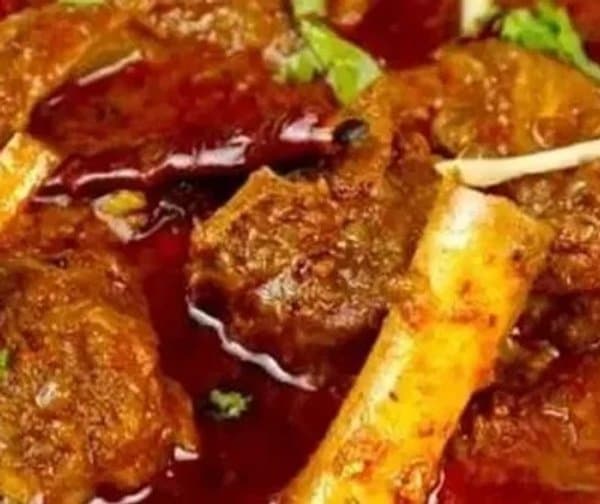 విందులో మేక మాంసం లేదని.. సిబ్బందిపై దాడి