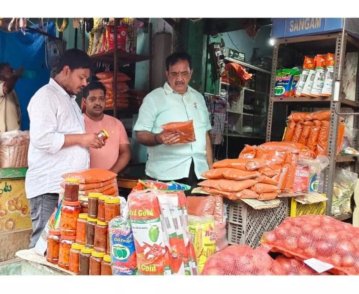 గుంటూరులో కారం విక్రయాలపై అధికారులు గరం - Udayam