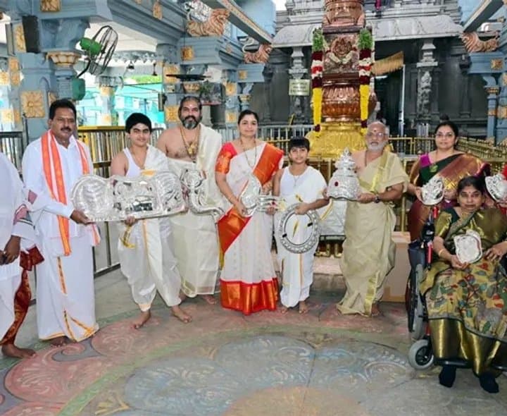 వరసిద్ధుడికి వెండి కానుక