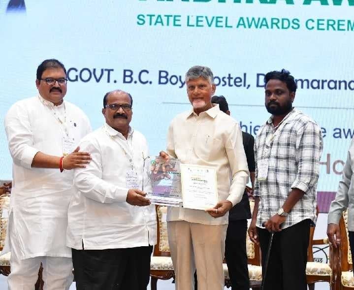 దొమ్మరనంద్యాల బీసీ హాస్టల్‌కు రాష్ట్రస్థాయి పురస్కారం - Udayam