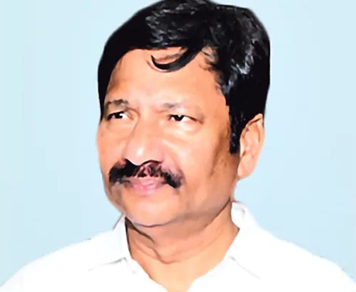 మాజీ మంత్రి జోగి రమేష్ కుటుంబంపై కేసు నమోదు